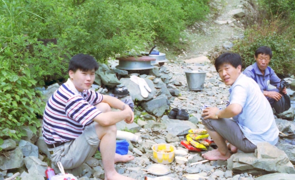 삼척 동활리 조사 현장(왼쪽부터 김시덕, 김삼기), 1991~1993.