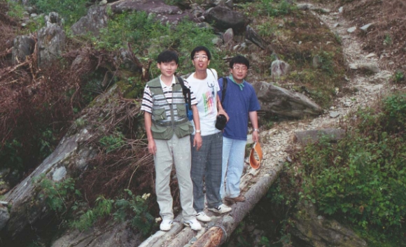 평창 장전리 민영수 가옥 입구(왼쪽부터 김시덕, 기량, 정명섭), 1991~1993.