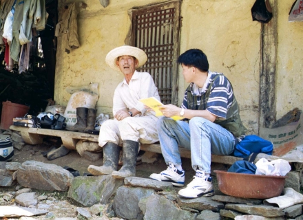 상마읍리 김진용 가옥 구술 조사하는 김시덕, 1991~1993.