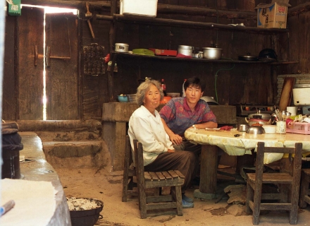 송이헌 가옥 구술 조사하는 김삼기, 1991~1993.